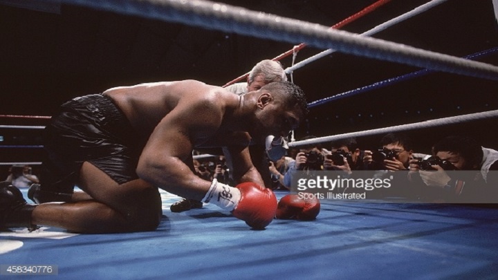 Mike Tyson yace sobre la lona y el referee Octavio Meyrán le aplica el conteo de protección (Imagen: Sport Ilustrated)