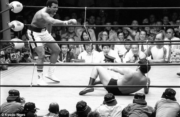 Muhammad Ali con el luchador japonés Antonio Inoki en 1976.