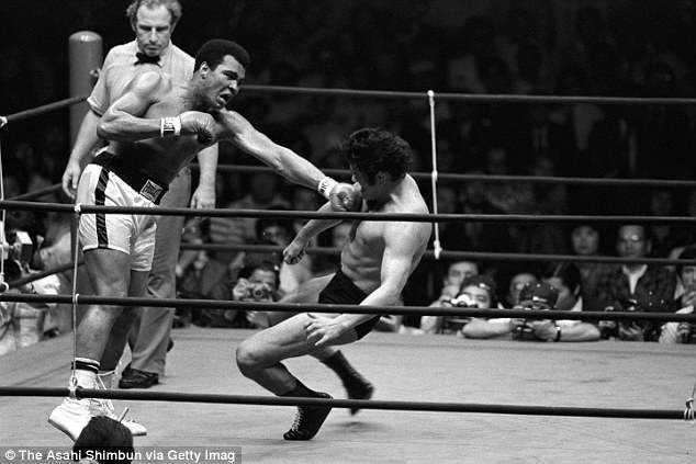 Muhammad Ali con el luchador japonés Antonio Inoki en 1976.