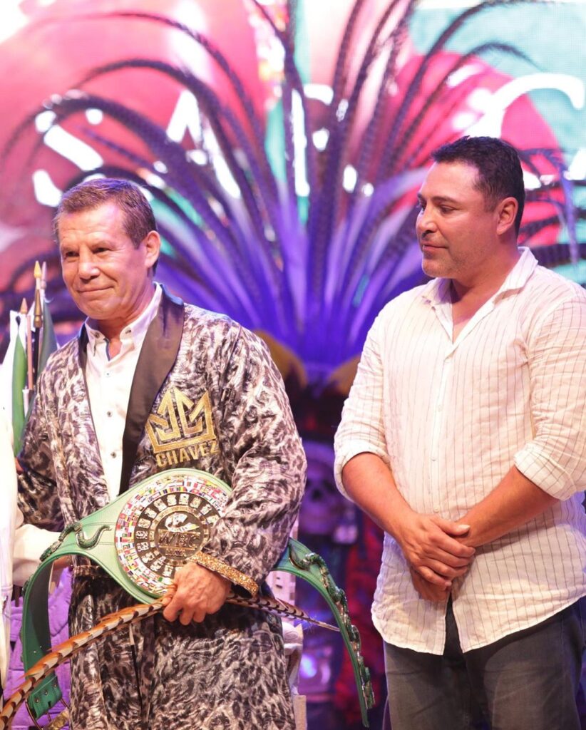 Julio César Chávez y Oscar De La Hoya (Photo By @WBCBoxing)