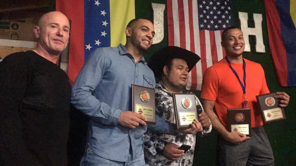 José Cruz 2do de izquierda a derecha, y Héctor 'Pepito' Romero camisa naranja recibiendo sus galardones de la ronda regular. (Foto cortesía @baloncestovenezolanomiami)