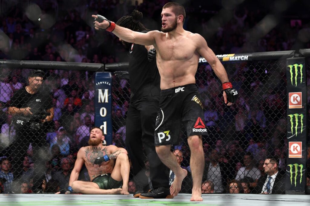 Khabib Nurmagomedov celebrando luego de derrotar a Conor McGregor (UFC)