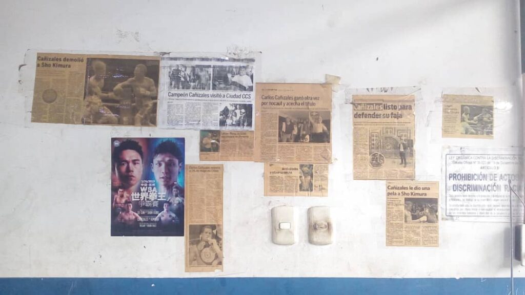 Recortes de periódico que hay en el gimnasio con información de Carlos Cañizales