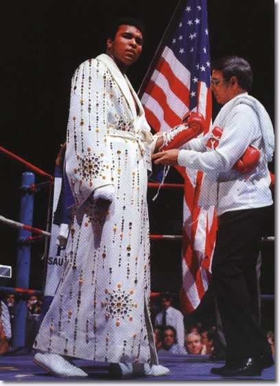 Muhammad Ali vistiendo la bata que el regaló su amigo Elvis Presley