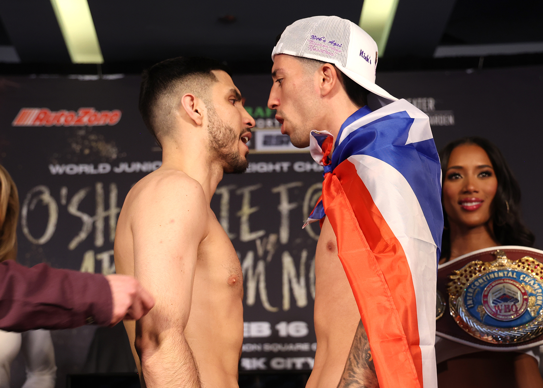 Andres Cortes vs Bryan Chevalier. (Mikey Williams/Top Rank).