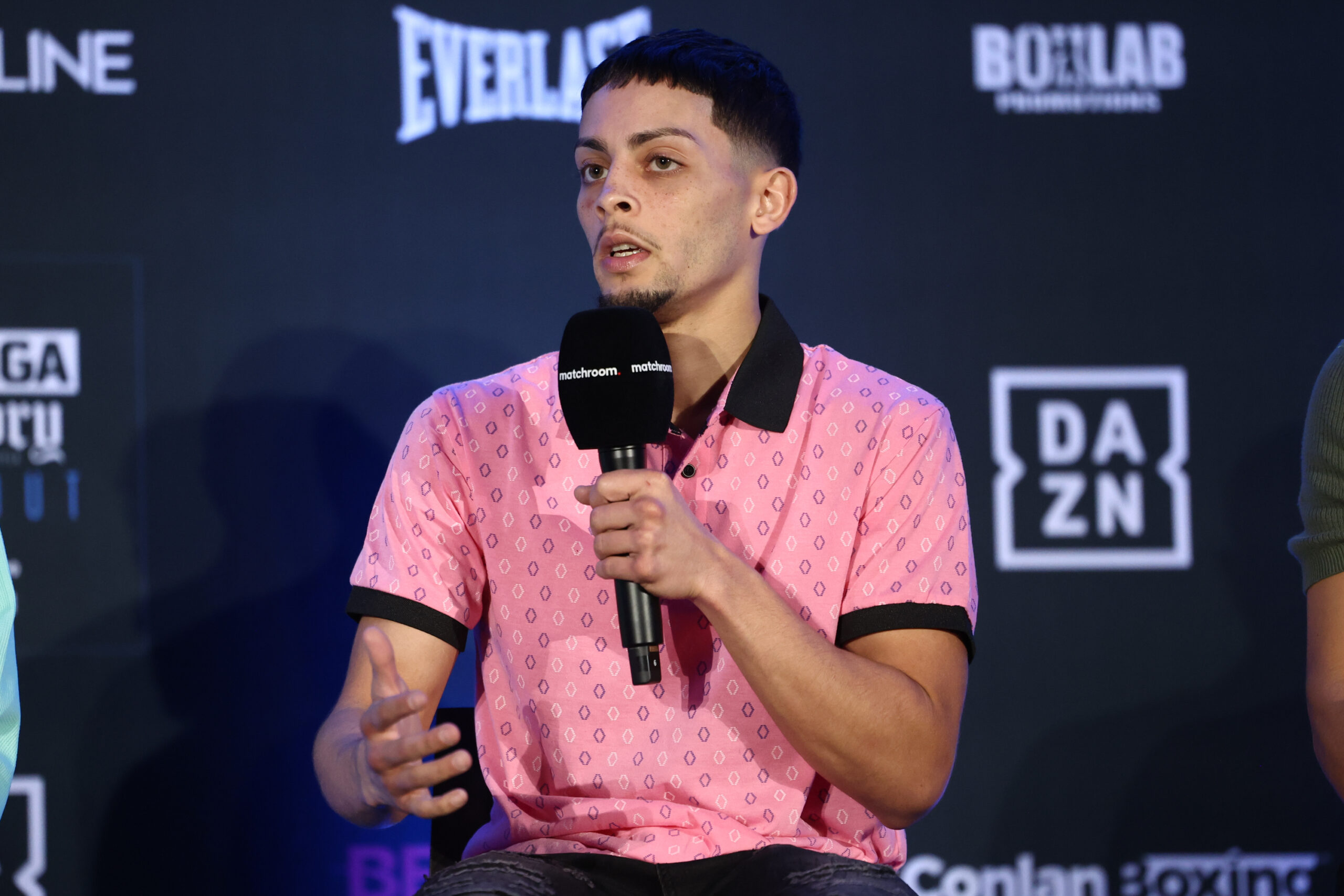 February 22, 2024; Orlando, FL; Jonathan Rodriguez speaks at the final press conference for his February 24, 2024 fight in Orlando, FL. (Foto: Melina Pizano/Matchroom).