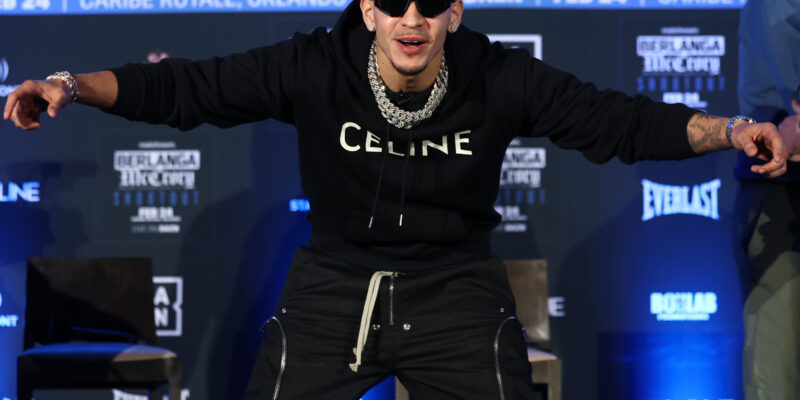 February 22, 2024; Orlando, FL; Edgar Berlanga speaks at the final press conference for his February 24, 2024 fight in Orlando, FL. (Foto: Ed Mulholland/Matchroom).