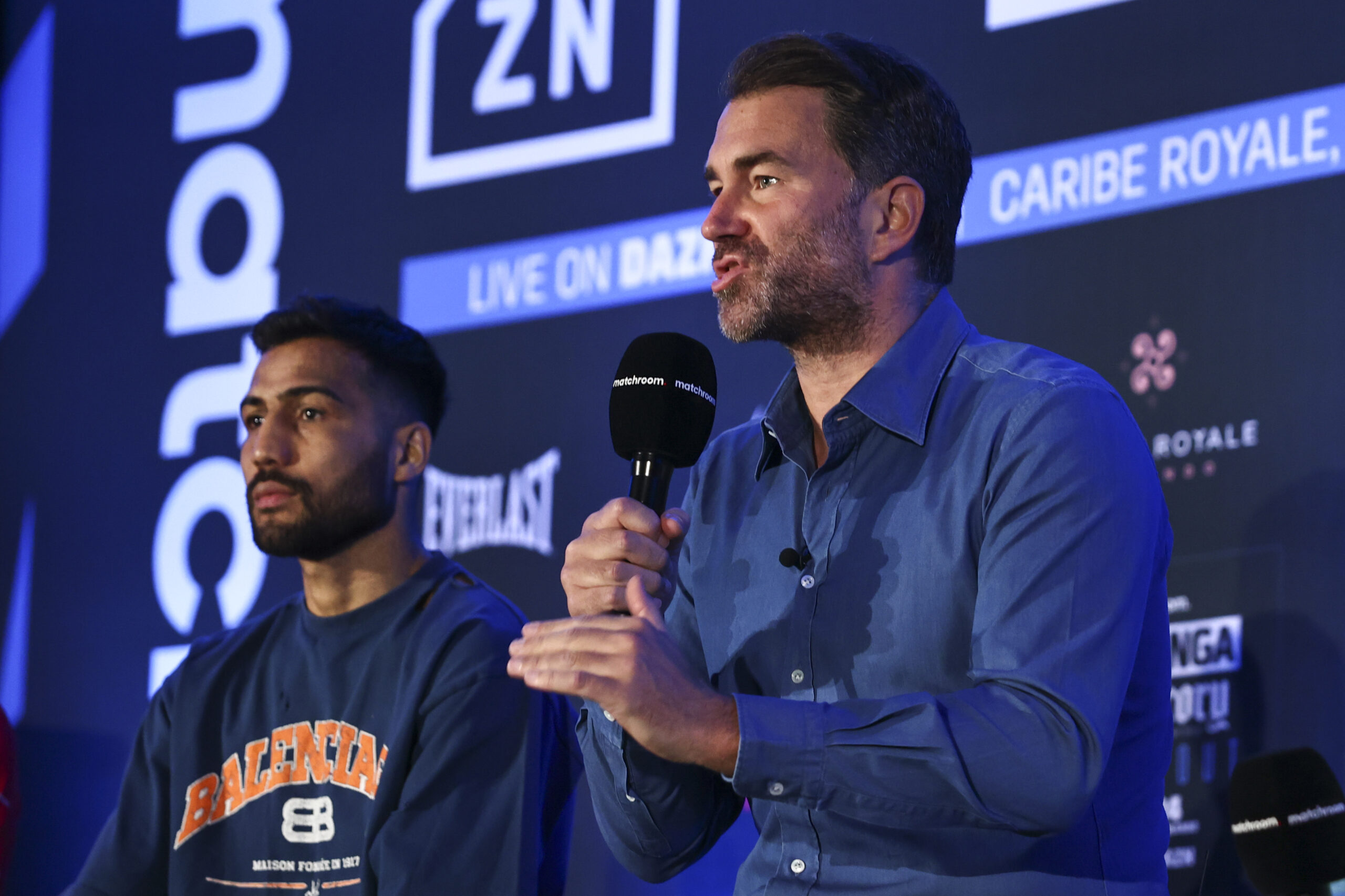 February 22, 2024; Orlando, Florida, USA; Eddie Hearn, Chairman of Matchroom Sport, speaks during the final press conference ahead of the Matchroom Boxing card on February 24, 2024 at the Caribe Royale in Orlando, Florida. (Foto: Melina Pizano/Matchroom).