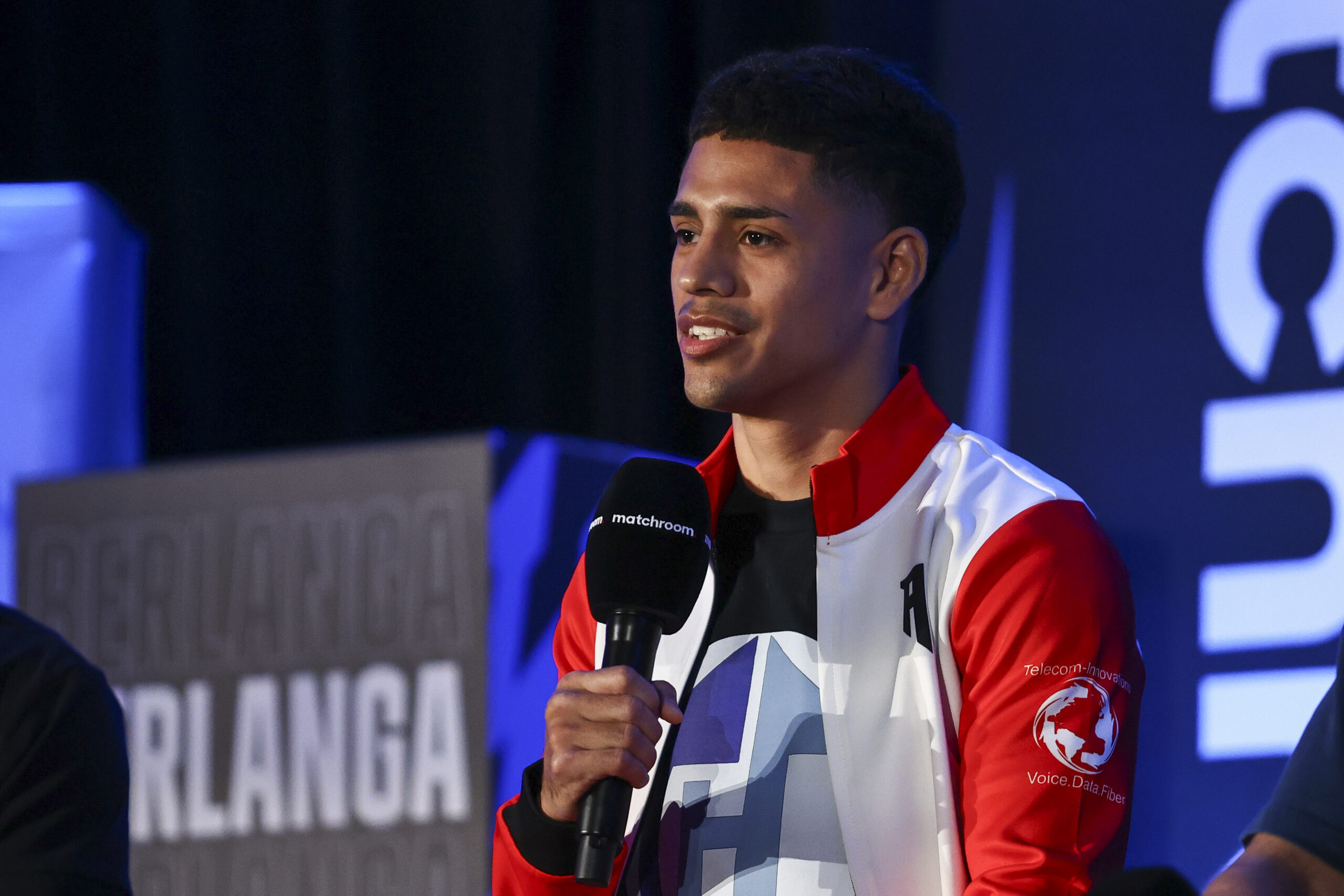 February 22, 2024; Orlando, Florida, USA; Antonio Vargas speaks during the final press conference ahead of the Matchroom Boxing card on February 24, 2024 at the Caribe Royale in Orlando, Florida. (Foto: Melina Pizano/Matchroom).