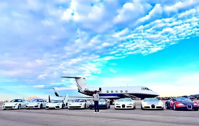 A Floyd Mayweather le gustan sus autos blancos en Las Vegas.