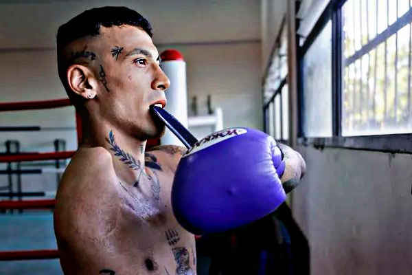 Entrevista a Carlos Machado, el peleador de kickboxing al que le falta un brazo debido a una operación para extirparle un tumor cuando era niño. - Créditos: @Santiago Filipuzzi
