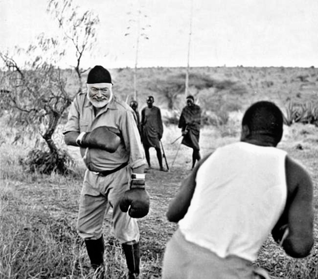 Ernest Hemingway boxeando en África.