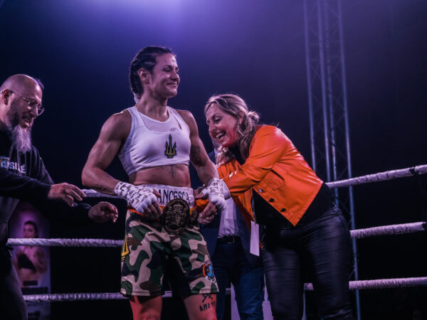 combate del evento se celebraba el Campeonato de España femenino del peso gallo entre la catalana Natali Francesca (6-3) y la canaria Davinia Perez ( 8-5, 1 Ko).