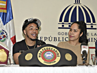 Mini Pac-Man afirma que está listo para vencer al mexicano Yudel Reyes, a su lado Bélgica Peña, presidenta de Shuan Boxing.