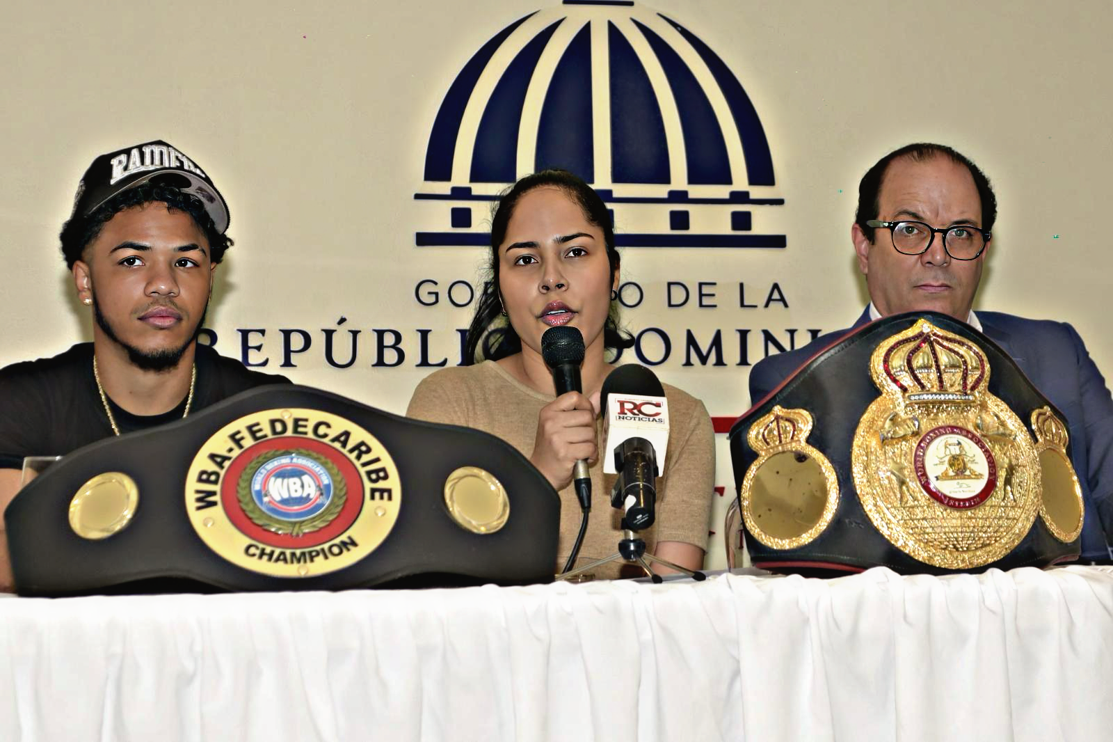 Bélgica Peña da a conocer los participantes en la cartelera boxística, en compañía del viceministro de Deportes, Franklin De la Mota, y de Erick “Mini Pac-Man” Rosa.