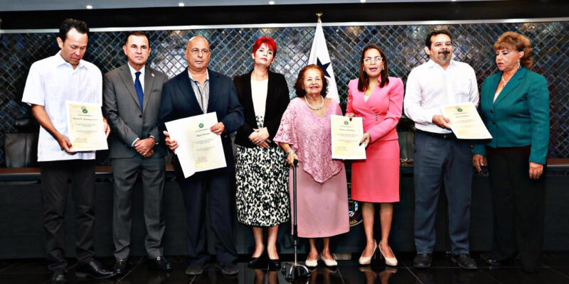 Rafael Bardayán, Orlando Cano, Emma Urrunaga, César del Basto y Gerardo Camargo, fueron los homenajeados en esta ocasión, quienes recibieron un pergamino por parte de los comisionados en reconocimiento a su trayectoria.