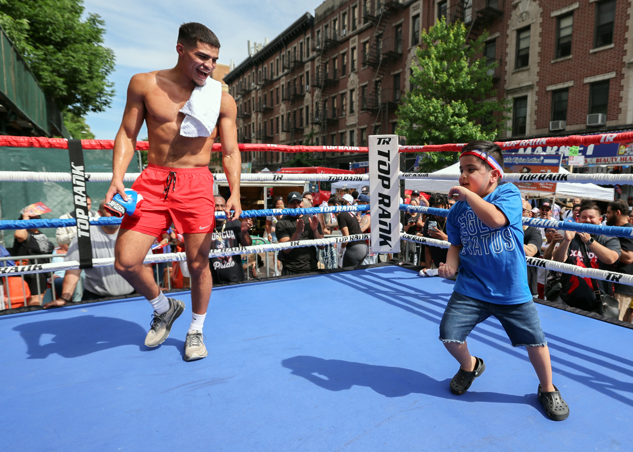 Xander Zayas realiza entrenamiento abierto en el Festival Cultural de la Calle 152 el Bronx. (Cortesía: Top Rank).