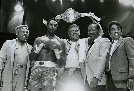 FALL GUY, (episode: TKO, Season 3), Archie Moore, Larry Holmes, Lee Majors, Sugar Ray Robinson, Bobby Chacon, 1981-86, TM and Copyright 20th Century Fox Film Corp. All rights reserved, Courtesy: Everett Collection 20th Cent Fox Courtesy Everett Collection