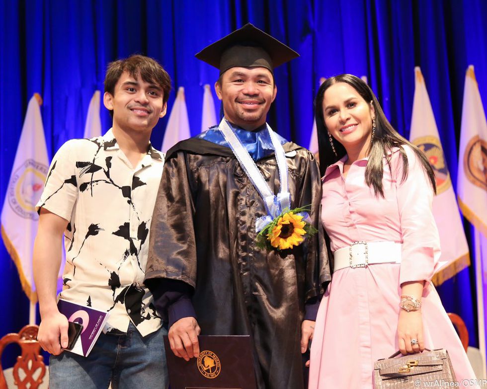 Manny Pacquiao junto a su hijo y esposa el día de su graduación (Foto Cortesía)