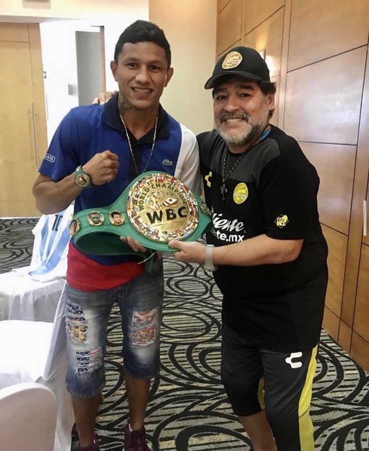Miguel Berchelt junto a Diego Maradona