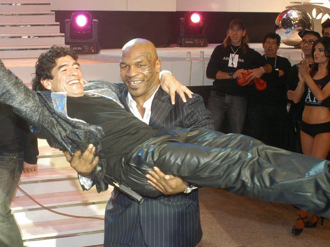 Mike Tyson junto a Diego Maradona