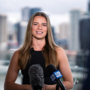Skye Nicolson en su Día de Prensa en Brisbane, Australia, mientras se prepara para enfrentar a la danesa Sarah Mahfoud por el título mundial de peso pluma del CMB en 2024.