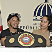 Mini Pac-Man afirma que está listo para vencer al mexicano Yudel Reyes, a su lado Bélgica Peña, presidenta de Shuan Boxing.